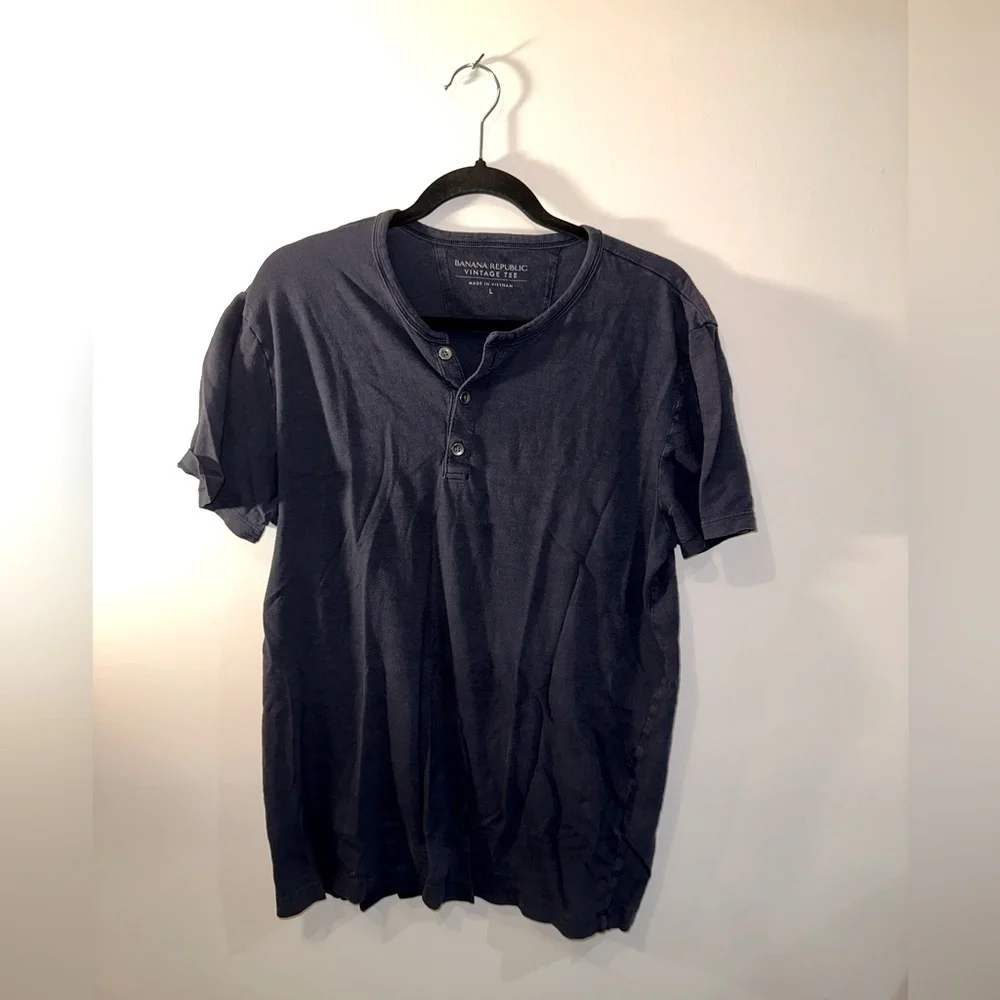 Banana Republic Vintage 3-Button T-Shirt (Size L)